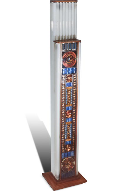 Œuvre nommée "Néotron" : sculpture cybertrash (totem) du sculpteur Rémy Tassou. Vue principale (vignette)