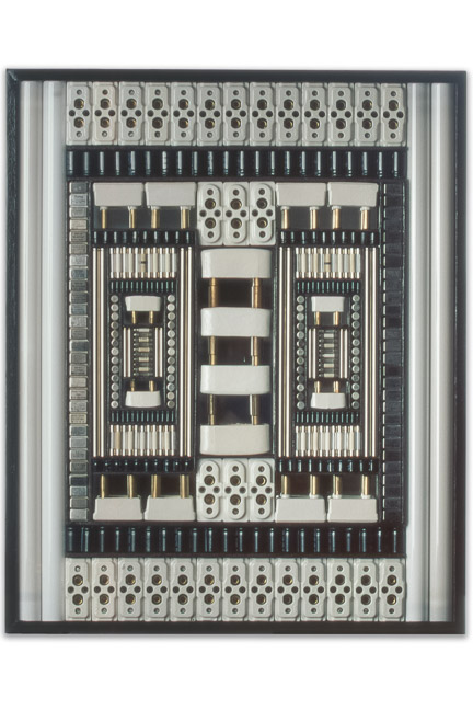 Œuvre nommée "Voltage": sculpture murale cybertrash du sculpteur Rémy Tassou. Vue principale (vignette)