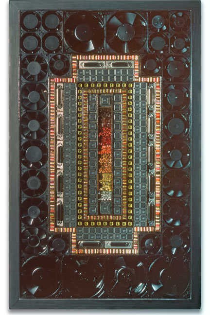 Œuvre nommée "Chorus": sculpture murale cybertrash du sculpteur Rémy Tassou. Vue principale (vignette)