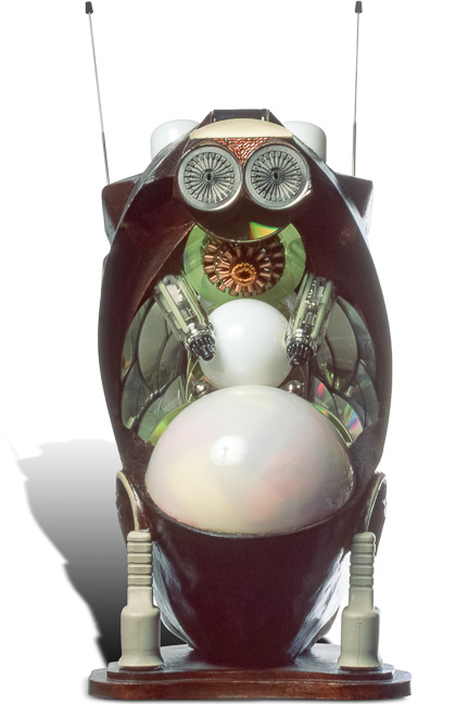 Œuvre nommée "Athena" : sculpture cybertrash (totem) du sculpteur Rémy Tassou. Vue principale (vignette)