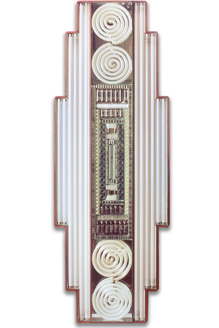 Œuvre nommée "Lux ": sculpture murale cybertrash du sculpteur Rémy Tassou. Vue principale (vignette)