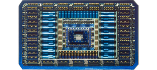 Œuvre nommée "Big Blue": sculpture murale cybertrash du sculpteur Rémy Tassou. Vue principale (vignette)