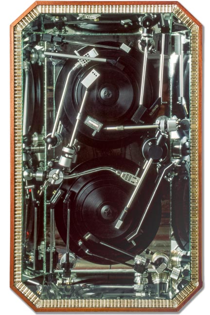 Œuvre nommée "Pick Up": sculpture murale cybertrash du sculpteur Rémy Tassou. Vue principale (vignette)