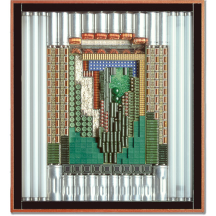 Œuvre nommée "Jungle": sculpture murale cybertrash du sculpteur Rémy Tassou. Vue principale (vignette)