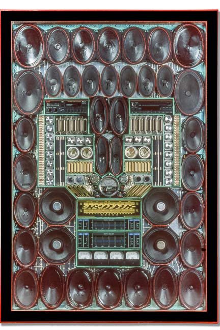 Œuvre nommée "Equalizer": sculpture murale cybertrash du sculpteur Rémy Tassou. Vue principale (vignette)