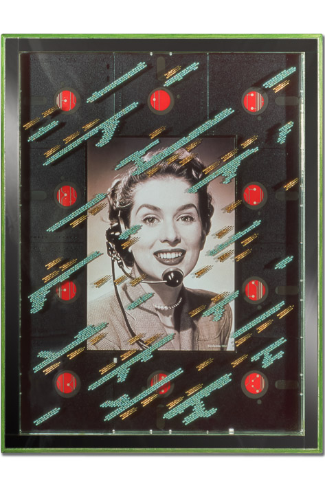 Œuvre nommée "La standardiste" : sculpture murale cybertrash du sculpteur Rémy Tassou. Vue principale (vignette)