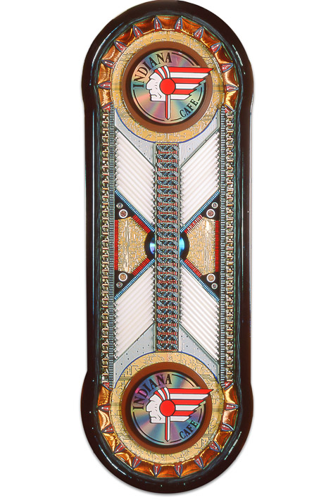 Œuvre nommée "Indiana" : sculpture murale cybertrash de Rémy Tassou. Vue principale (vignette)