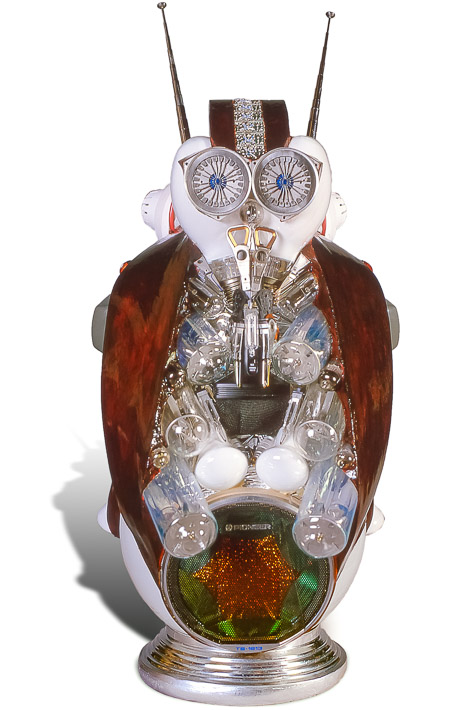 Œuvre nommée "Miss Darlington" : totem cybertrash de Rémy Tassou. Vue principale. (vignette)