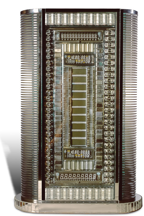 Œuvre nommée "Simulator" : totem cybertrash de Rémy Tassou. Vue principale (vignette)