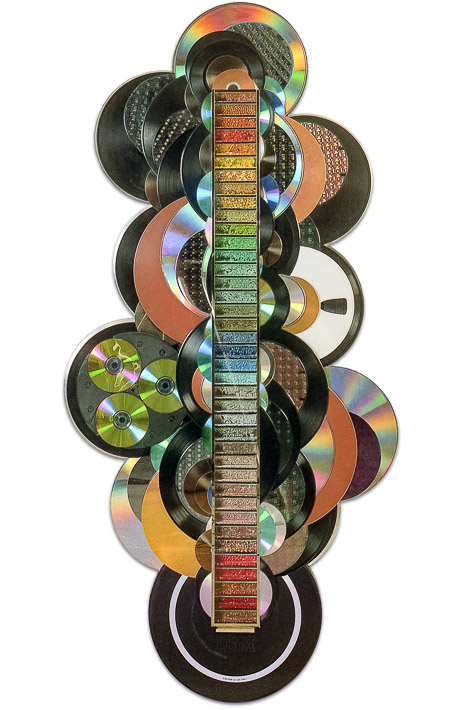 Œuvre nommée "Ce Use Only" : sculpture murale cybertrash de Rémy Tassou. Vue principale (vignette)