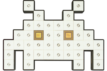 Œuvre nommée "Space Invader" : sculpture murale cybertrash de Rémy Tassou. Vue principale (vignette)
