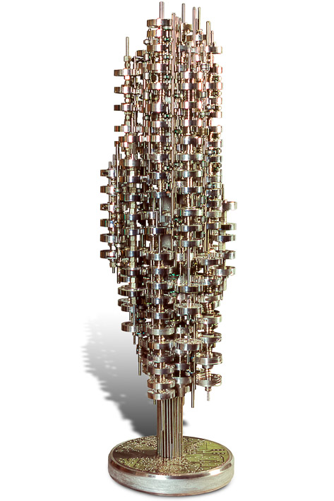 Œuvre nommée "Mydoom" : totem cybertrash de Rémy Tassou. (vue principale, vignette)