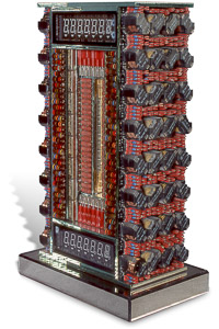 Œuvre nommée "GPS" : totem cybertrash de Rémy Tassou. Vue d'un 3/4 (vue principale, vignette)