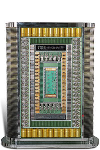 Œuvre nommée "Blade": totem cybertrash de Rémy Tassou. Vue principale d'une face. (vignette)