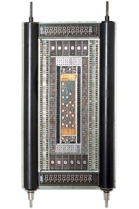 Œuvre nommée "HTML": sculpture murale cybertrash de Rémy Tassou. (vue principale, vignette)