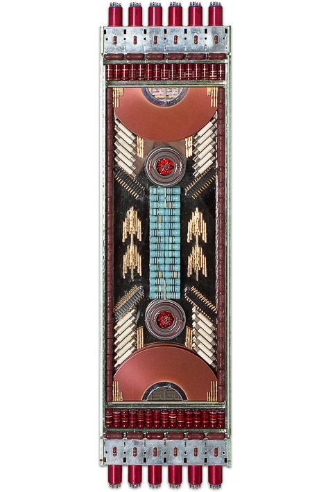 Œuvre nommée "Path": sculpture murale cybertrash de Rémy Tassou. (vue principale, vignette)