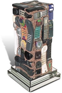 Œuvre nommée "Telecom" : totem cybertrash de Rémy Tassou. (vue de 3/4) (vue principale, vignette)