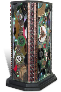 Œuvre nommée "Wimax" : totem cybertrash de Rémy Tassou. (vue principale, vignette) (vue de 3/4)