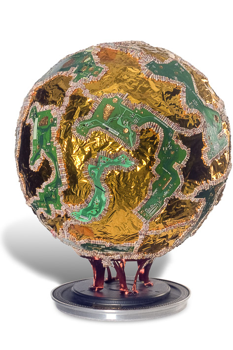 Œuvre nommée "Panastar" : totem cybertrash de Rémy Tassou. (vue principale, vignette)