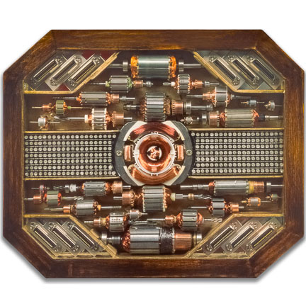 Œuvre nommée "Motors": sculpture murale cybertrash du sculpteur Rémy Tassou. Vue principale. (vignette)