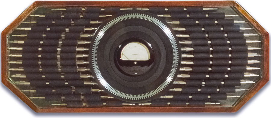 Œuvre nommée "Nepers": sculpture murale cybertrash du sculpteur Rémy Tassou. Vue principale. (vignette)