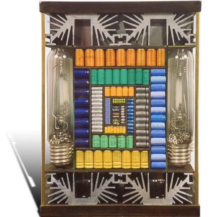 Œuvre nommée "Radiation" : sculpture cybertrash (totem) du sculpteur Rémy Tassou. Vue principale (vignette)