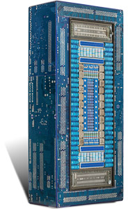 Œuvre nommée "Univac bleu" : totem cybertrash de Rémy Tassou. Vue de 3/4 (vue principale)