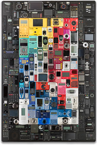 Œuvre nommée "Coolpix": sculpture murale cybertrash du sculpteur Rémy Tassou. Vue principale. (vignette)