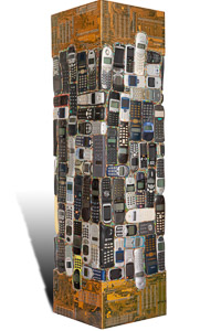 Œuvre nommée "Ola": totem Cybertrash de Rémy Tassou. Vue de 3/4 (vue principale)