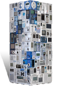 Œuvre nommée "DEEE" : sculpture cybertrash (totem) du sculpteur Rémy Tassou (vue d'un 3/4) (vue principale vignette)