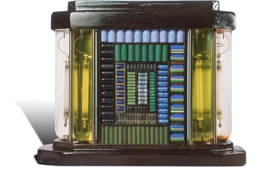 Artwork named "Fluides": cybertrash sculpture (totem) by the sculptor Rémy Tassou. Main view.