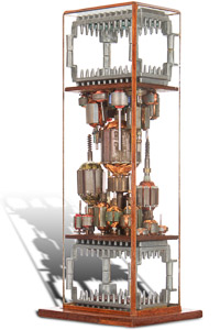 Œuvre nommée "Rack" : sculpture cybertrash (totem) du sculpteur Rémy Tassou. Vue principale.