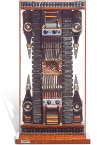 Œuvre nommée "Explorer" : sculpture cybertrash (totem) du sculpteur Rémy Tassou. Vue principale.