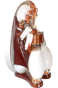 Œuvre nommée "Bogue" : sculpture cybertrash (totem) du sculpteur Rémy Tassou. Vue principale.