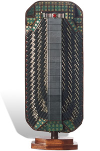 Œuvre nommée "Tuner" : sculpture cybertrash (totem) du sculpteur Rémy Tassou. Vue principale.