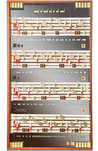 Œuvre nommée "Midi": sculpture murale cybertrash du sculpteur Rémy Tassou. Vue principale.