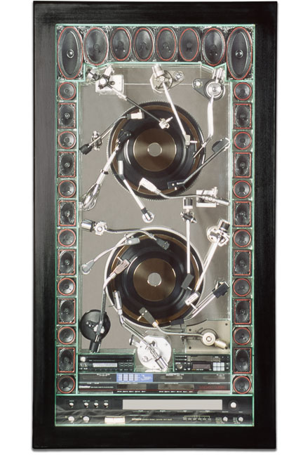 Œuvre nommée "Platine" : sculpture murale cybertrash du sculpteur Rémy Tassou. Vue principale (vignette)