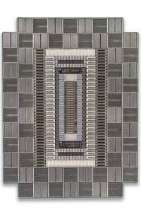 Œuvre nommée "Philae" : sculpture murale cybertrash de Rémy Tassou. Vue principale. (vignette)