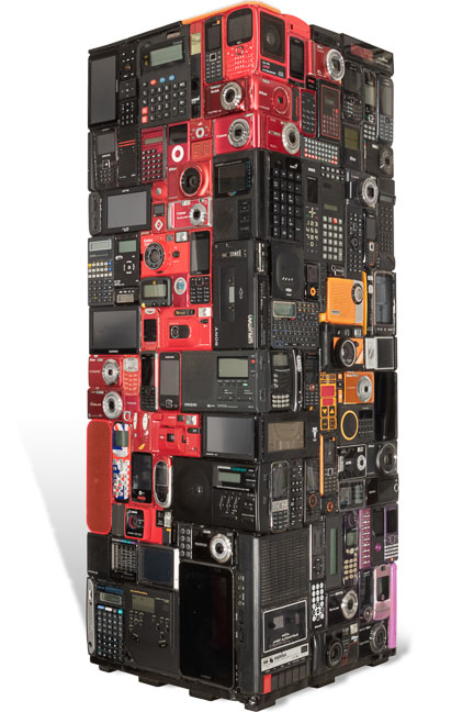 Œuvre nommée "Meta" : sculpture cybertrash (totem) du sculpteur Rémy Tassou. Vue d'un 3/4 perspectif (vue principale acceuil double)