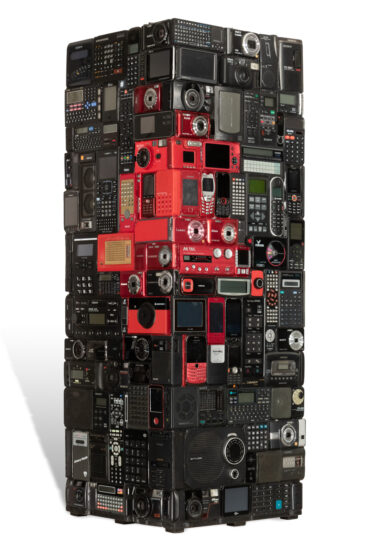 Œuvre nommée "PAF" : sculpture cybertrash (totem) du sculpteur Rémy Tassou. Vue d'un angle. (vue principale)