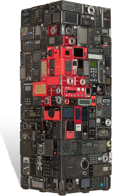 Œuvre nommée "PAF" : sculpture cybertrash (totem) du sculpteur Rémy Tassou. Vue d'un angle. (vue principale) (accueil double)