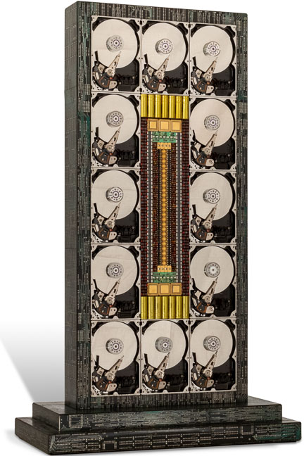 Œuvre nommée "Spotify" : sculpture cybertrash (totem) du sculpteur Rémy Tassou. (vue principale) (vignette)