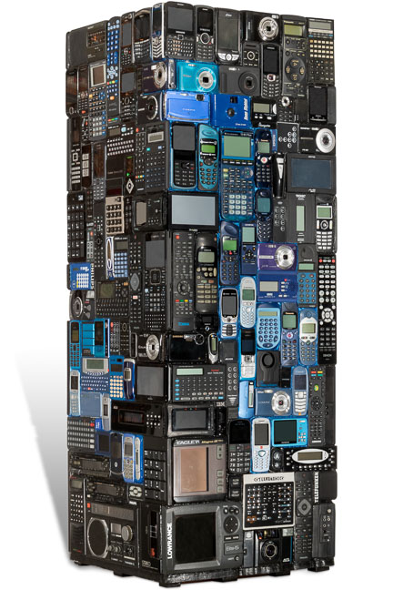 Œuvre nommée "Bluesky" : sculpture cybertrash (totem) du sculpteur Rémy Tassou. Vue d'un angle. (vue principale) (accueil double)