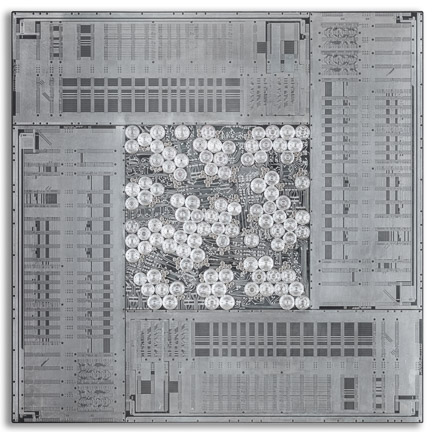 Œuvre nommée "Gertrude ": sculpture murale cybertrash du sculpteur Rémy Tassou. Vue principale (carré double)