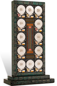 Œuvre nommée "Deezer" : sculpture cybertrash (totem) du sculpteur Rémy Tassou. Vue d'un angle. (vue principale) (vignette)