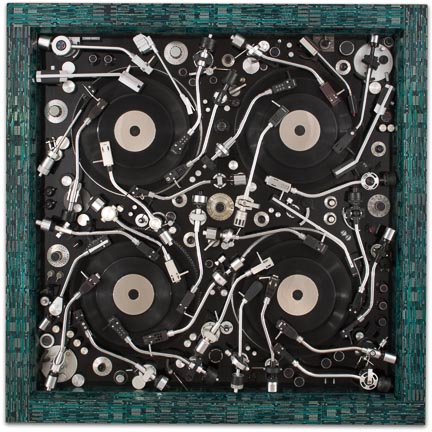 Œuvre nommée "French Touch" : sculpture murale cybertrash du sculpteur Rémy Tassou (Vue principale) (vignette carrée)