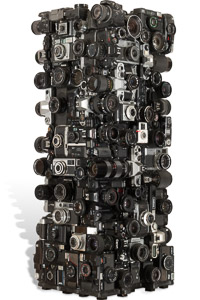 Œuvre nommée "Mamiya" : sculpture cybertrash (totem) du sculpteur Rémy Tassou. Vue principale. (vignette)