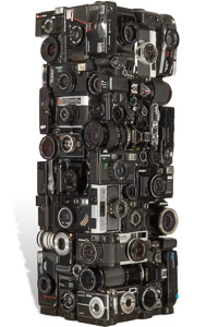 Œuvre nommée "Hanimex " : totem cybertrash de Rémy Tassou. Vue principale. (Vignette)