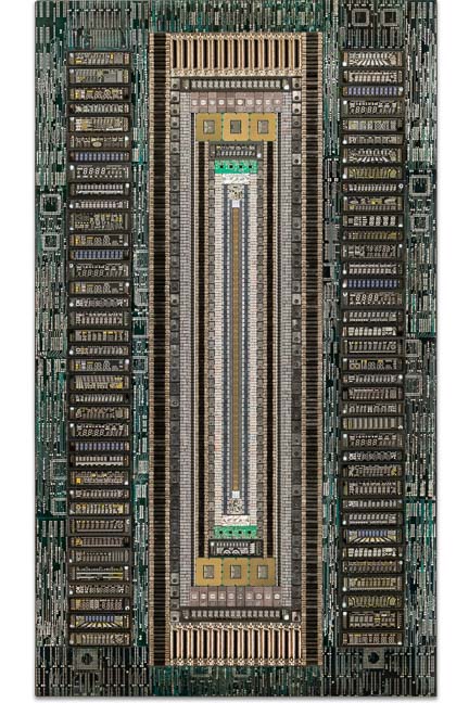 Œuvre nommée "Prompt" : sculpture murale cybertrash du sculpteur Rémy Tassou. Vue principale. (verticale double)