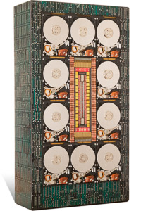 Œuvre nommée "Qobuz 1" : sculpture cybertrash (totem) du sculpteur Rémy Tassou. (recto vu de 3/4) (vue principale) (vignette)